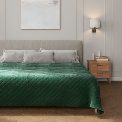 Överkast kviltat i rhomb i velour i kollektionen Velvet, Tyg: 704-25