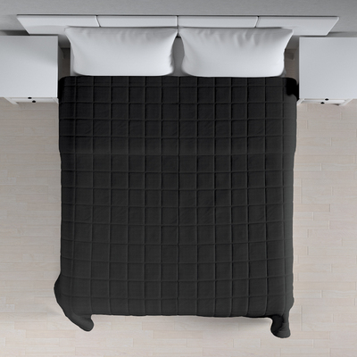 Sengetæppe quiltet<br/>10x10cm tern fra kollektionen Loneta, Stof: 133-06