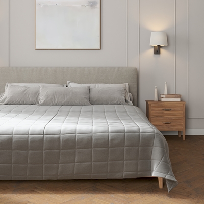 Sengetæppe quiltet<br/>10x10cm tern fra kollektionen Ingrid, Stof: 705-42
