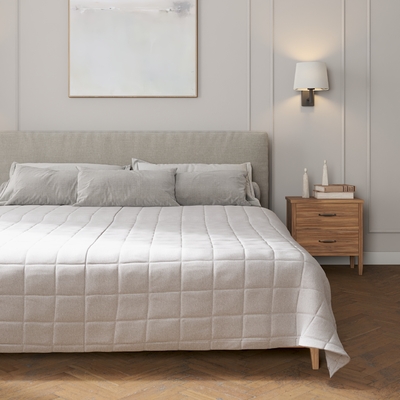 Sengetæppe quiltet<br/>10x10cm tern fra kollektionen Amsterdam, Stof: 704-45