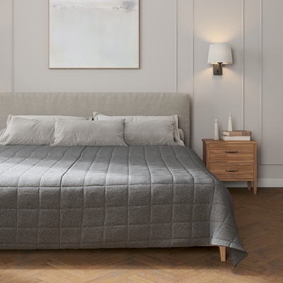 Sengetæppe quiltet<br/>10x10cm tern fra kollektionen Amsterdam, Stof: 704-47
