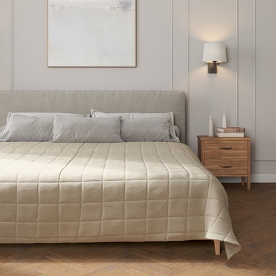 Sengetæppe quiltet<br/>10x10cm tern fra kollektionen Amsterdam, Stof: 704-52