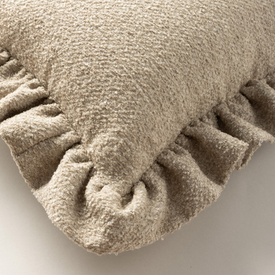 Poszewka Paula z falbaną 45 x 45 cm w kolekcji Boucle Mist, tkanina: 145-43