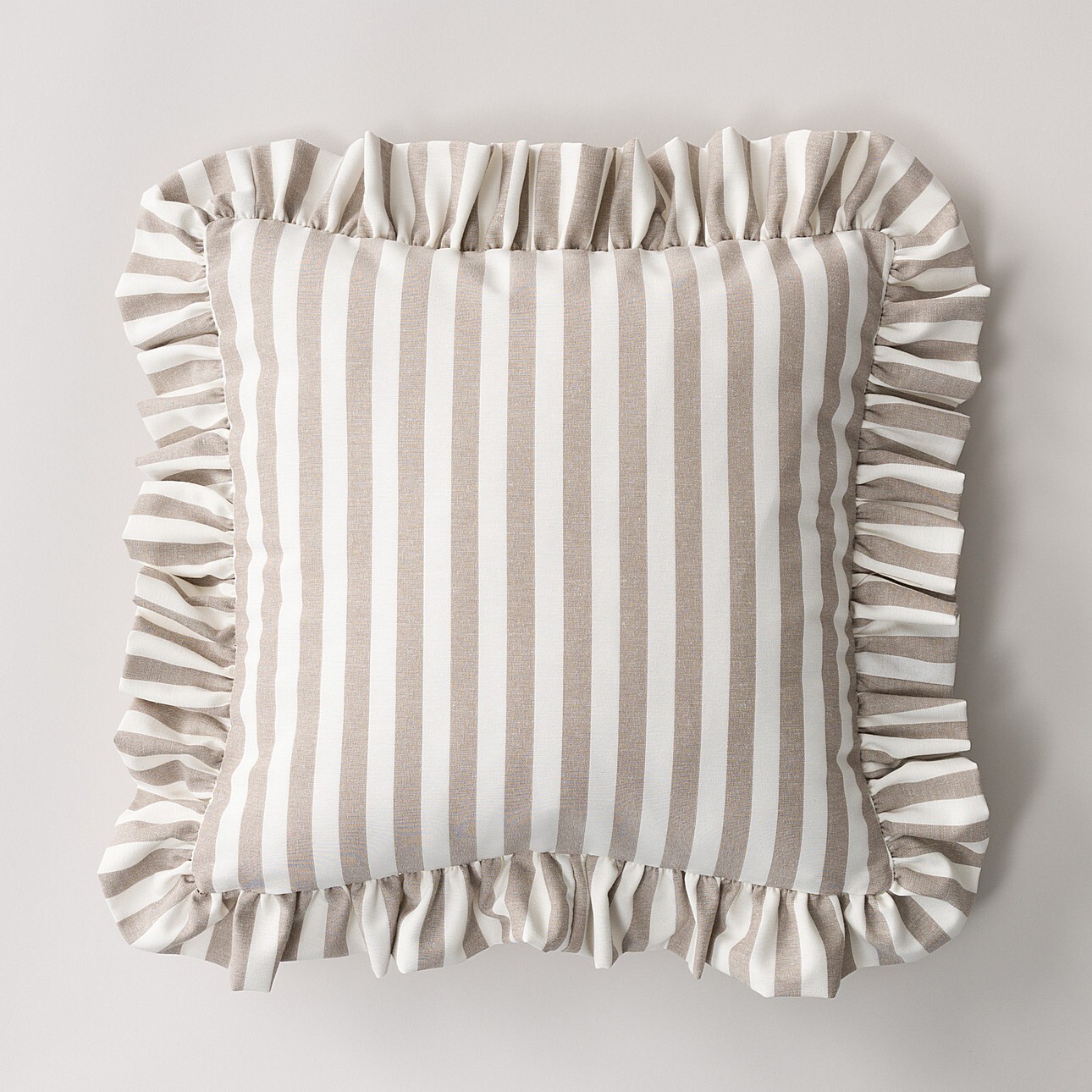 Poszewka Pola z falbaną, beżowo-białe pasy (1,5cm), 45 x 45 cm, Stripes